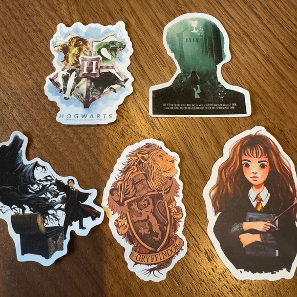 Harry Potter Hogwarts Gryffindor Vinyl Diecut Neutral Stickers Pack of 5 New - Picture 2 of 2